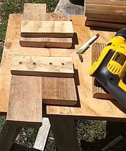 Taburete infantil con un simple tablón 2 Taburete infantil con un simple tablón 1